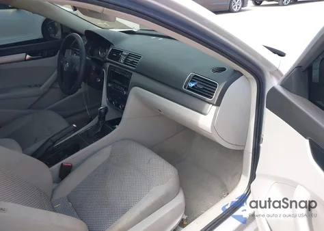 2013 Volkswagen Passat 2.5L S z USA, uszkodzony, nr VIN 1VWAH7A37DC132561